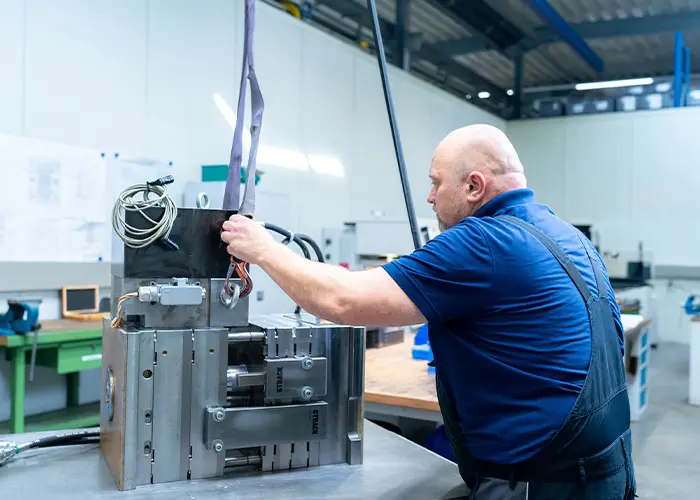 Mitarbeiter arbeitet mit einer Maschine